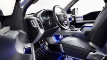 Передние кресла и органы управления в серебристом Ford Atlas Concept, Синяя подсветка в салоне Форд Атлас